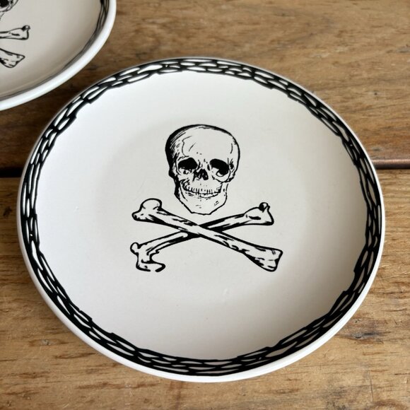 Signature Housewares SKULL & CROSSBONES Snack Plates Set of 5 - Picture 2 of 5